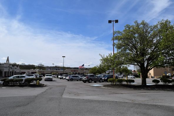 Manhattan Place Shopping Center: 1175 Oak Ridge Turnpike, Oak Ridge, TN 37830